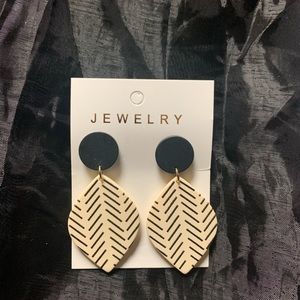 NWT Dangling leaf polymer clay earrings Black and off white